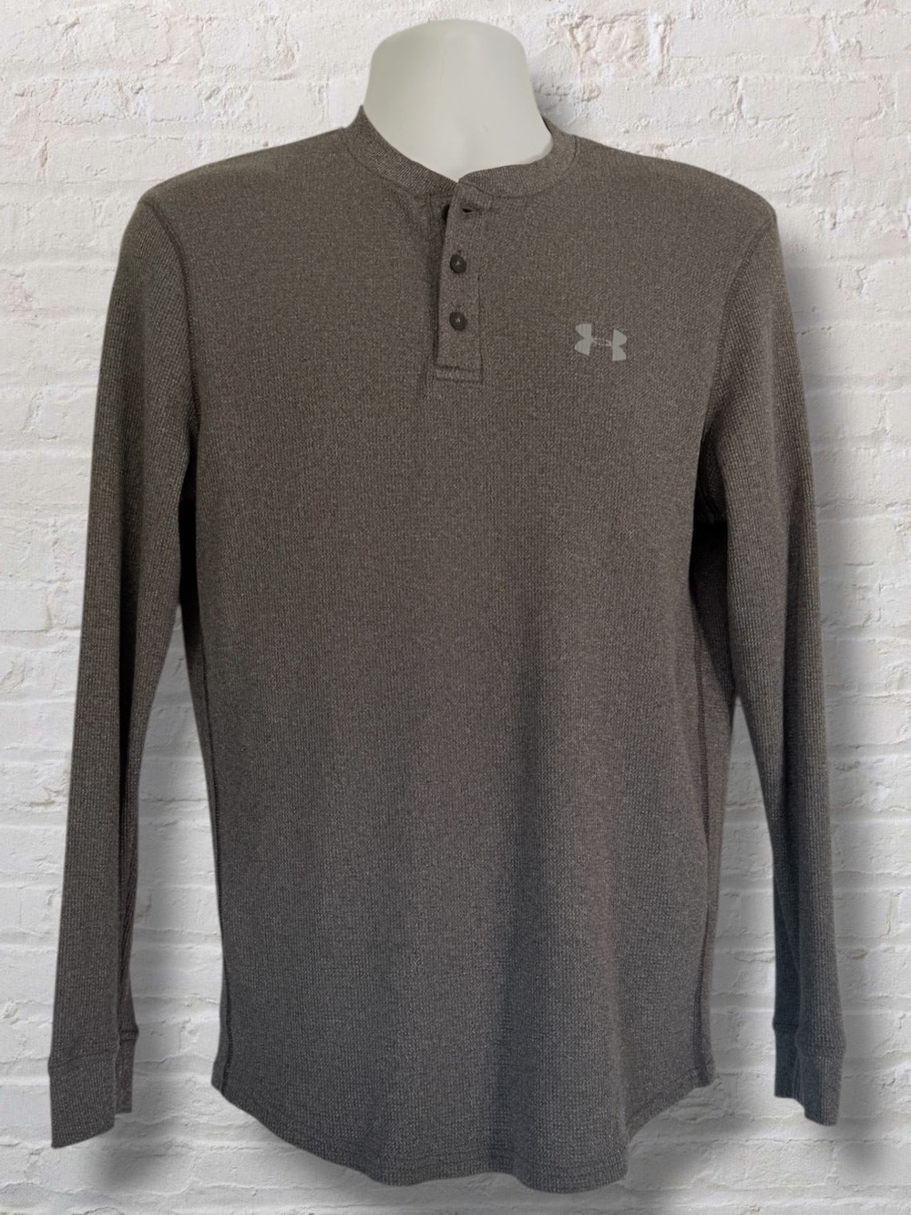 Under Armour Men’s M Gray Thermal Waffle Henley Long Sleeve Loose Fit
